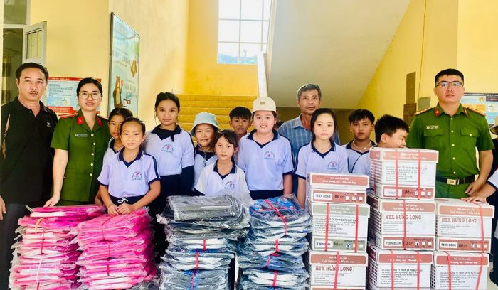 Thiếu tá Chu Thị Quỳnh Nga, Chi hội trường Chi hội phụ nữ cùng Đoàn Thanh niên Công an xã Xuân Lãnh trao tặng quà tại Trường tiểu học Xuân Lãnh.