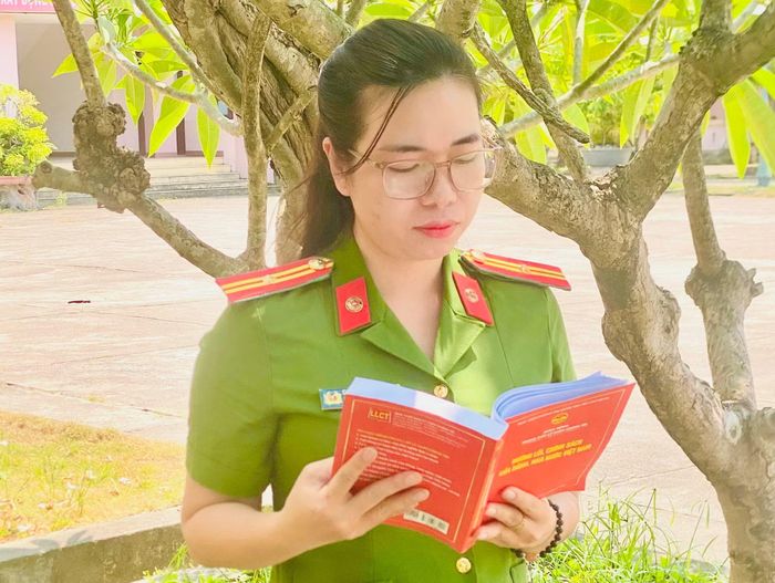 Thiếu tá Chu Thị Quỳnh Nga tranh thủ nghiên cứu tài liệu học tập trung cấp chính trị sáng 24/4/2026 tại Trung tâm huấn luyện và bồi dưỡng nghiệp vụ Công an tỉnh Đắk Lắk ở phường Bình Kiến.