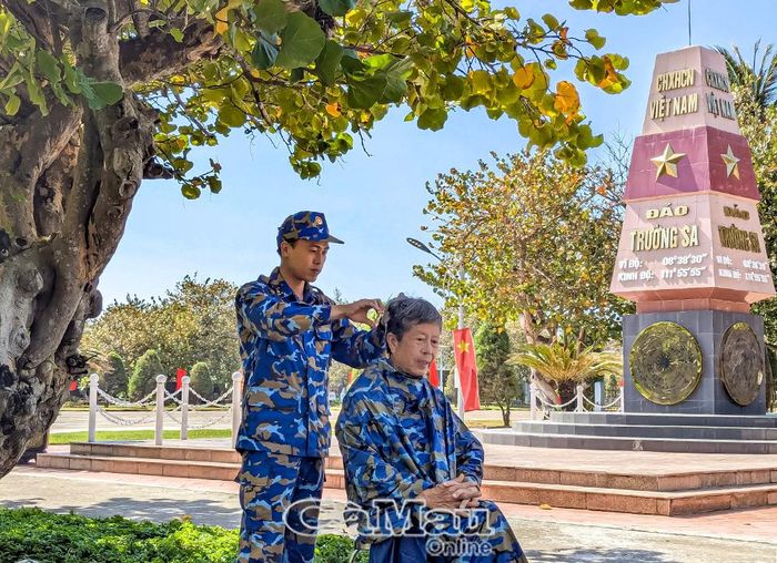 Bức ảnh kỷ niệm một lần được chiến sĩ hải quân cắt tóc trong chuyến đến Trường Sa được NSNA Lê Nguyễn lưu giữ. Ảnh: VÕ VIỆT