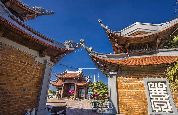 Chùa trên đảo Sơn Ca. Ảnh: LÊ NGUYỄN