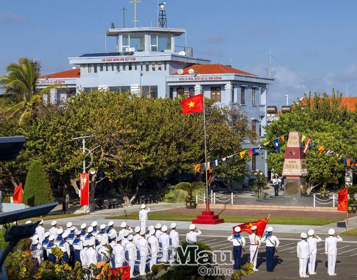 Lễ chào cờ trên đảo Trường Sa. Ảnh: LÊ NGUYỄN