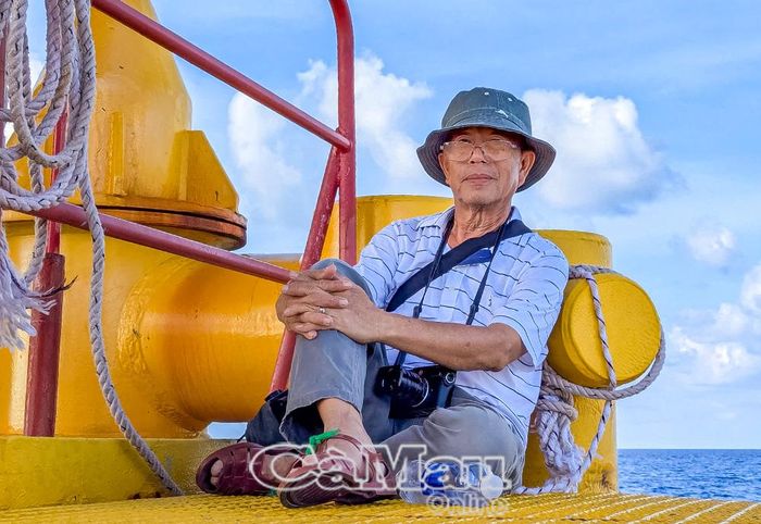 Nhà báo - NSNA Lê Nguyễn được nhiều anh em vui gọi là "cao thủ Trường Sa" vì sức bền sóng của anh trong suốt chuyến hải trình. Ảnh: LÊ ĐÌNH HUY 