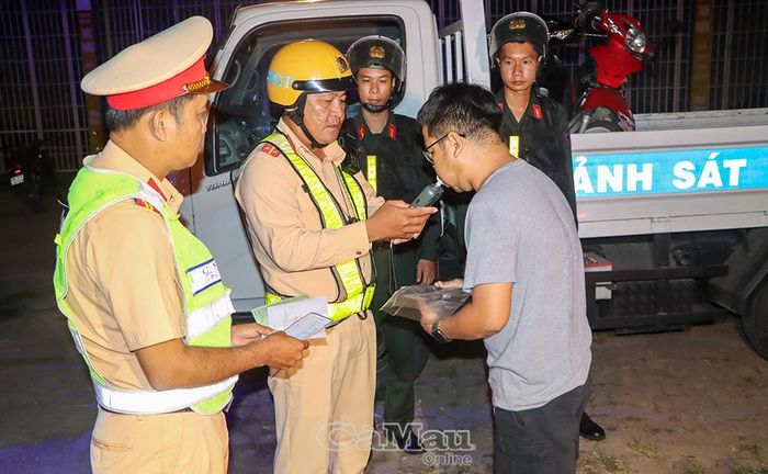 Cảnh sát giao thông Công an tỉnh kiểm tra nồng độ cồn đối với người tham gia giao thông ban đêm.