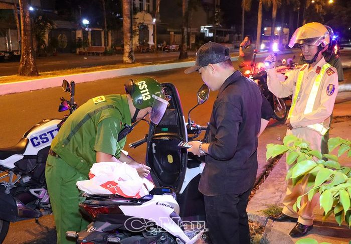 Lực lượng Tổ công tác 21 tuần tra, kiểm soát trên các tuyến địa bàn trọng điểm vào ban đêm.
