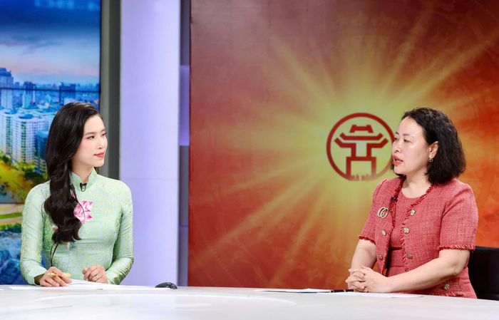 PGS.TS Trần Thị Diệu Oanh, Trưởng khoa Luật, Học viện Hành chính và Quản trị công trao đổi tại Chương trình thời sự trực tiếp “Ba nền tảng chiến lược để Thủ đô phát triển bứt phá” do Cơ quan Báo và Phát thanh, Truyền hình Hà Nội tổ chức. Ảnh: Viết Thành