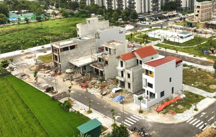 Người dân cần tìm hiểu kỹ hợp đồng khi sử dụng dịch vụ xây nhà trọn gói để tránh những rủi ro pháp lý. Ảnh: Đỗ Tâm