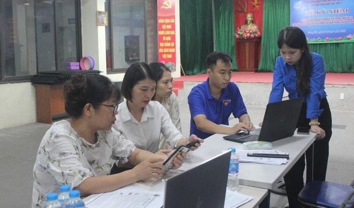 Tổ chuyển đổi số cộng đồng được thành lập và duy trì tại các thôn, tổ dân phố nhằm hỗ trợ người dân. Ảnh: Vân Thư