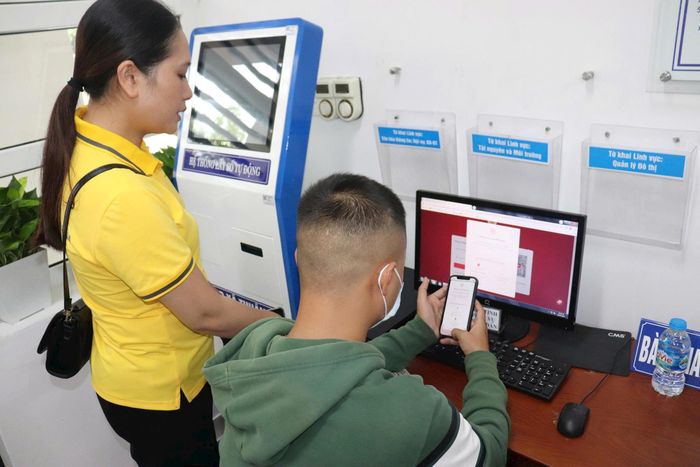 Người dân Thuận An được hướng dẫn thực hiện thủ tục hành chính trên môi trường số. Ảnh: Vân Thư