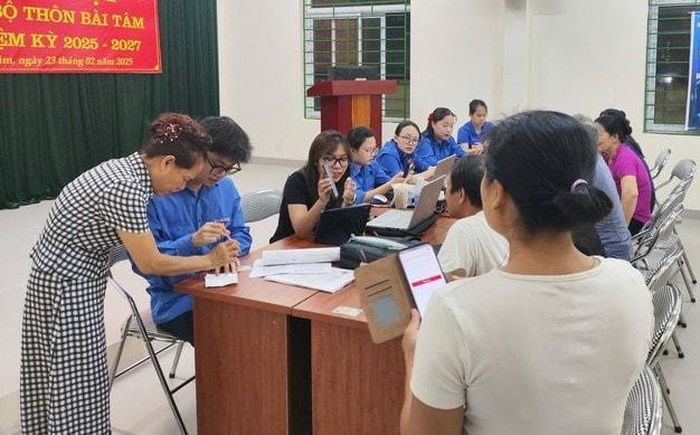 Tổ chuyển đổi số cộng đồng hỗ trợ người dân thôn Bài Tâm trong chuyển đổi số. Ảnh: Vân Thư