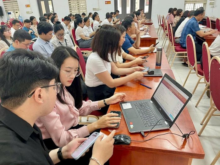 Cán bộ, công chức, viên chức, người lao động xã Thuận An tham gia tập huấn sử dụng nền tảng không gian làm việc số HanoiWork. Ảnh: Vân Thư