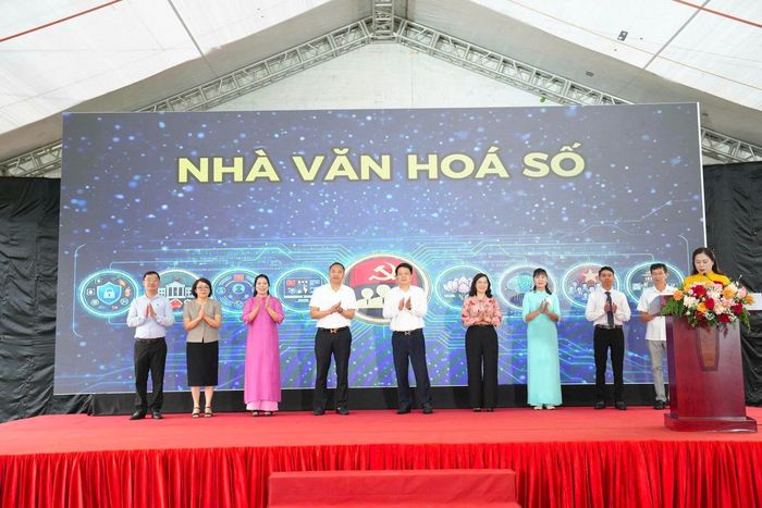 Các đại biểu thực hiện nghi thức ra mắt mô hình “Nhà văn hóa số". Ảnh: MK