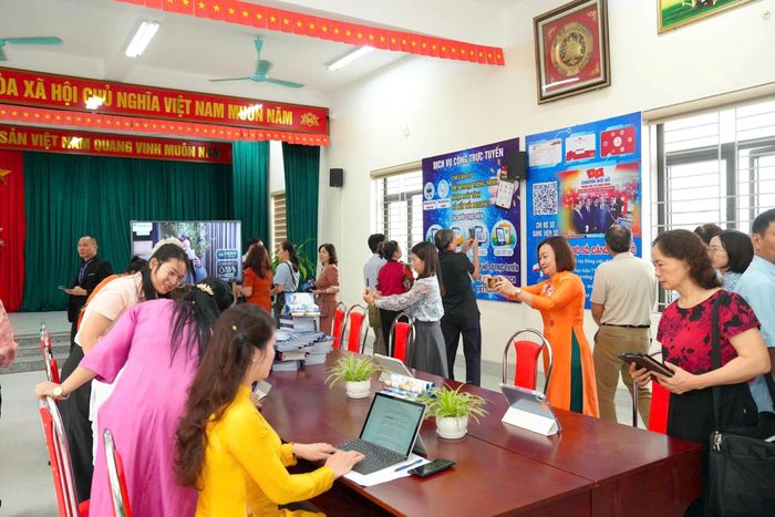 Người dân thôn Mạch Tràng trực tiếp trải nghiệm các ứng dụng số tại Nhà văn hóa số, được hướng dẫn sử dụng dịch vụ công và nền tảng số. Ảnh: MK
