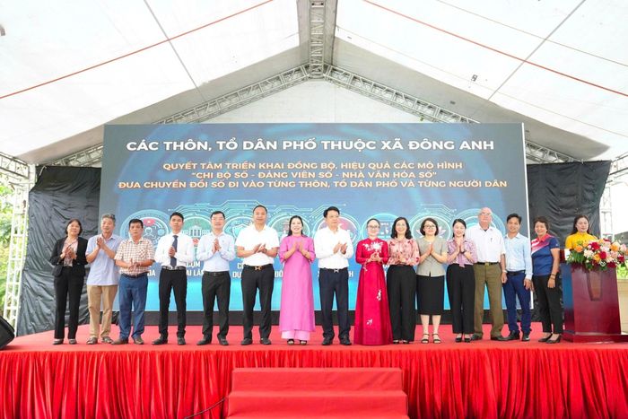 Các đại biểu tham dự Hội nghị ra mắt mô hình “Nhà văn hóa số”, thí điểm “Chi bộ số, đảng viên số” tại thôn Mạch Tràng. Ảnh: MK