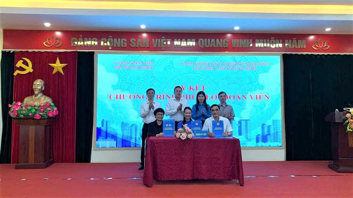 Lễ ký kết giữa Công đoàn phường Ba Đình, Trạm y tế phường và Bệnh viện Hòe Nhai về triển khai khám sức khỏe cho người lao động. Ảnh: Ngọc Đức