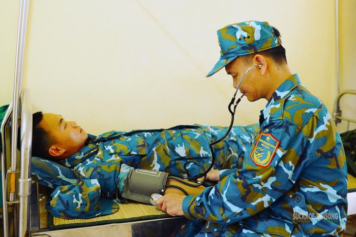 Thiếu tá, Y sĩ Nguyễn Thành Đôn khám, theo dõi sức khỏe cho chiến sĩ tại phòng quân y.