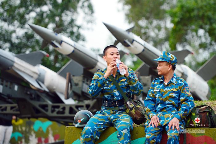 Những phút nghỉ ngắn trên thao trường cũng là lúc quân y theo dõi, nắm bắt nhanh tình trạng sức khỏe bộ đội.
