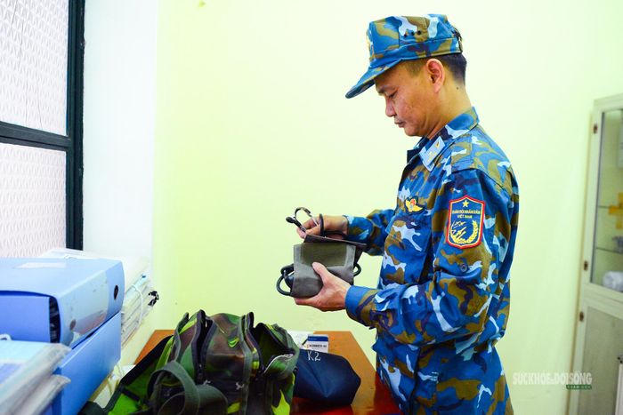 Từng cơ số thuốc, từng vật dụng y tế được kiểm tra kỹ trước khi đến tay bộ đội.