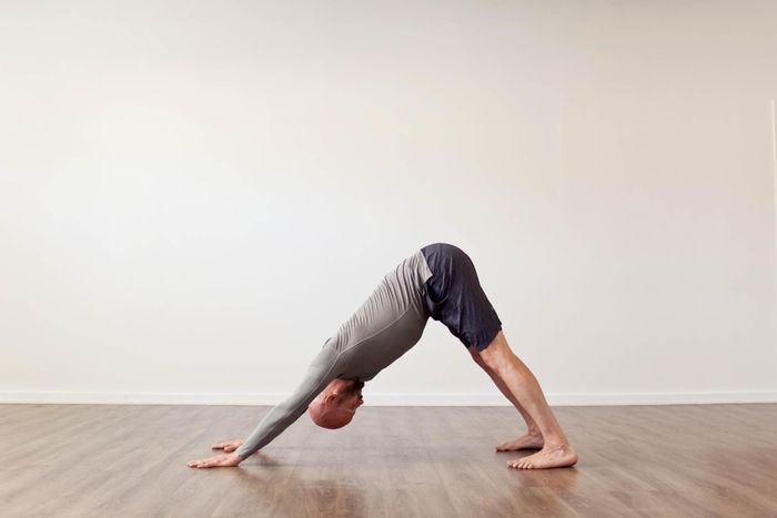 4. Utkatasana - Tư thế Chiếc ghế
