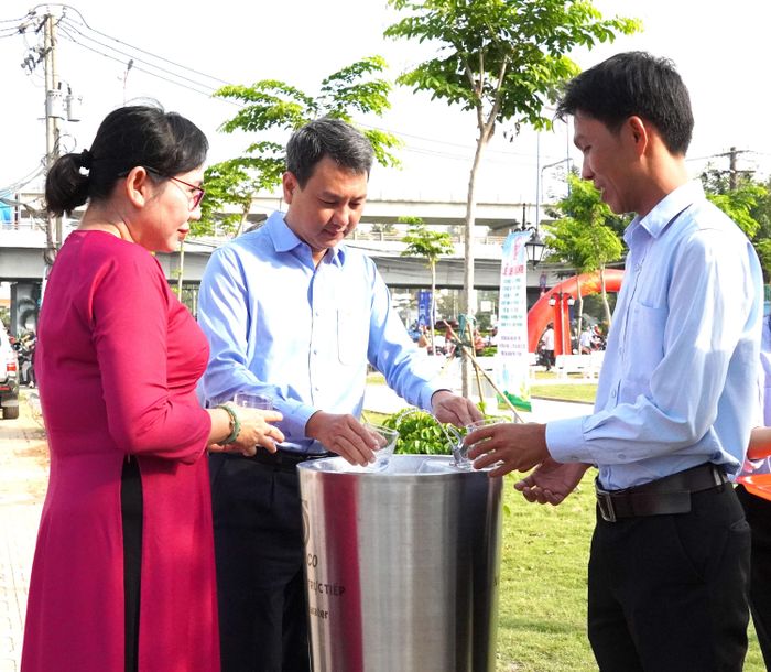 Lãnh đạo phường Tăng Nhơn Phú, TPHCM, kiểm tra vòi nước uống đặt tại công viên (ẢNH: THU HƯỜNG)