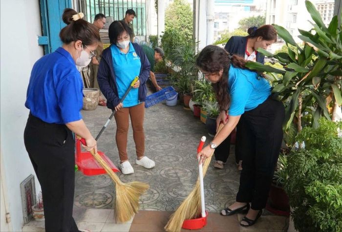 Cán bộ và nhân dân phường Bình Tây tổng vệ sinh môi trường, cải tạo không gian sống tại chung cư 277 Hậu Giang (ẢNH: THU HOÀI)