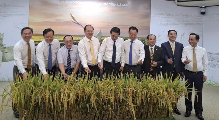 Bí thư Tỉnh ủy Cà Mau Nguyễn Hồ Hải (thứ 4, từ trái sang) chụp ảnh lưu niệm tại không gian trưng bày Bảo tàng lúa nước 