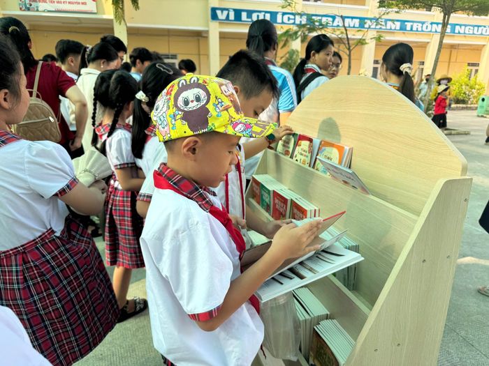  Không gian đọc sách trưng bày hơn 400 đầu sách và mô hình. Ảnh: A.T. 