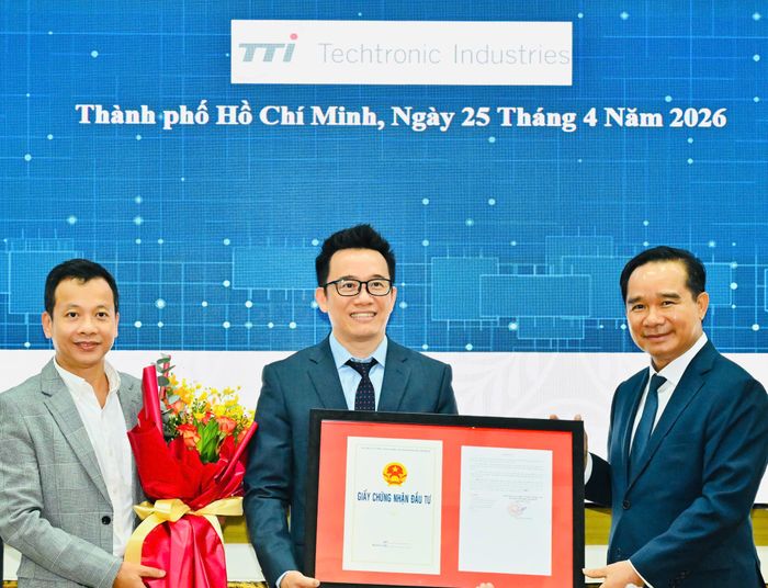  Chủ tịch UBND TPHCM Nguyễn Văn Được trao chứng nhận đầu tư dự án đầu tư mở rộng Nhà máy Techtronic Industries. Ảnh: VIỆT DŨNG 