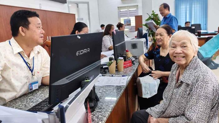 Người dân phường Bàn Cờ phấn khởi khi thủ tục được giải quyết nhanh gọn (ẢNH: PHƯƠNG UYÊN)