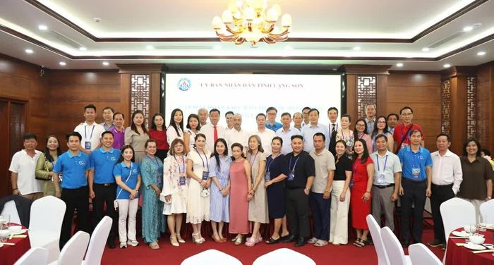 Phó Chủ tịch UBND tỉnh Lạng Sơn Đoàn Thanh Sơn chụp ảnh chung cùng Đoàn kiều bào. (Ảnh: Thành Long)