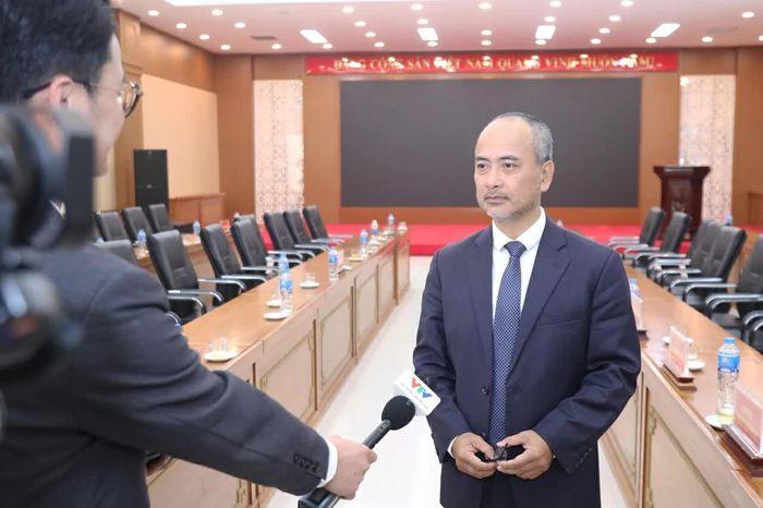 Chủ nhiệm Ủy ban Nhà nước về Người Việt Nam ở nước ngoài Nguyễn Trung Kiên trả lời phỏng vấn báo chí. (Ảnh: Thành Long)