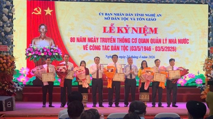 Lãnh đạo Bộ Dân tộc và Tôn giáo và UBND tỉnh Nghệ An trao tặng Bằng khen của Bộ cho 8 cá nhân có nhiều thành tích xuất sắc trong thực hiện công tác dân tộc, chính sách dân tộc. Ảnh BTC