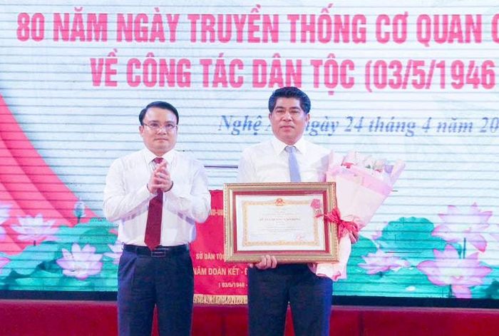 Giám đốc Sở Dân tộc và Tôn giáo tỉnh Nghệ An Vi Văn Sơn (bên phải) được tặng Huân chương Lao động hạng Ba. Ảnh: BTC