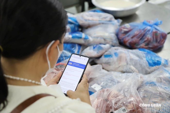 Hà Nội siết chặt kiểm soát giết mổ, truy quét thịt "bẩn" tại bếp ăn tập thể. Ảnh: Văn Hiền