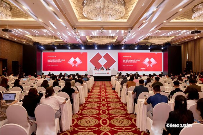 Đại hội cũng thông qua phương án trả cổ tức năm 2025 bằng cổ phiếu tỷ lệ 20%.