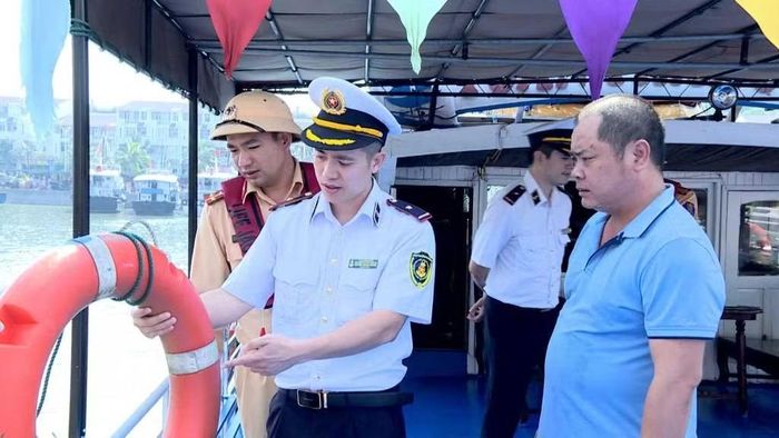 Lực lượng chức năng kiểm tra an toàn trên tàu du lịch.