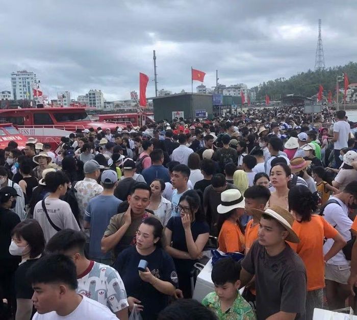 Du khách chen nhau tại cảng tàu khách Cô Tô.