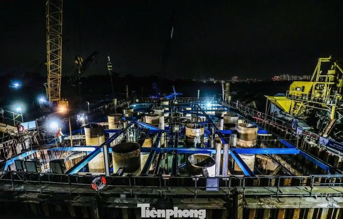 Trên sông Hồng, các trụ cầu Trần Hưng Đạo đang được khẩn trương xây dựng.