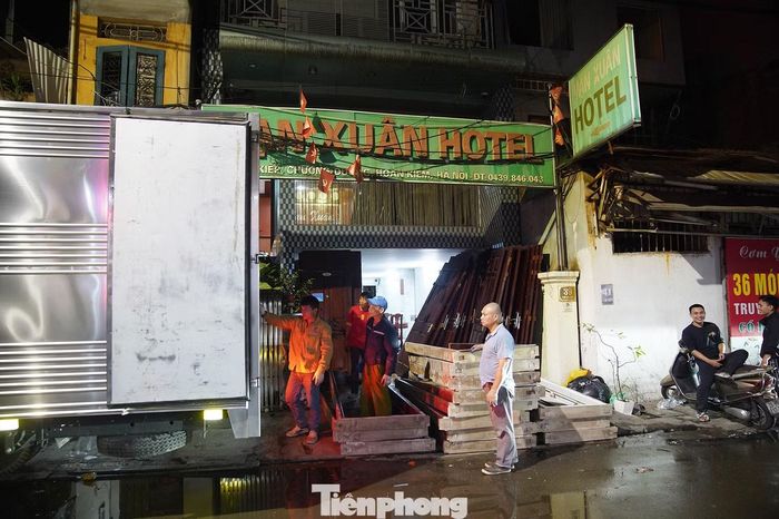 Trên cơ sở đó, công tác chi trả được triển khai khẩn trương đối với 185 trường hợp; tổ chức phá dỡ 56 công trình, tạo điều kiện thuận lợi cho việc thu hồi đất thực hiện dự án. Ảnh: Tại tuyến phố Vạn Kiếp, người dân tích cực thu dọn tài sản để sớm bàn giao mặt bằng.