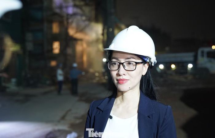 Trao đổi với PV Tiền Phong tại hiện trường, Phó Bí thư Thường trực Đảng ủy phường Hồng Hà Phùng Mỹ Ngà cho biết: Đảng ủy - UBND phường Hồng Hà xác định công tác giải phóng mặt bằng là khâu “then chốt của then chốt”. Do đó, ngay từ khi triển khai, phường Hồng Hà đã tập trung chỉ đạo quyết liệt, đồng bộ nhiều giải pháp, trong đó đặc biệt coi trọng công tác tuyên truyền, vận động và đối thoại với người dân