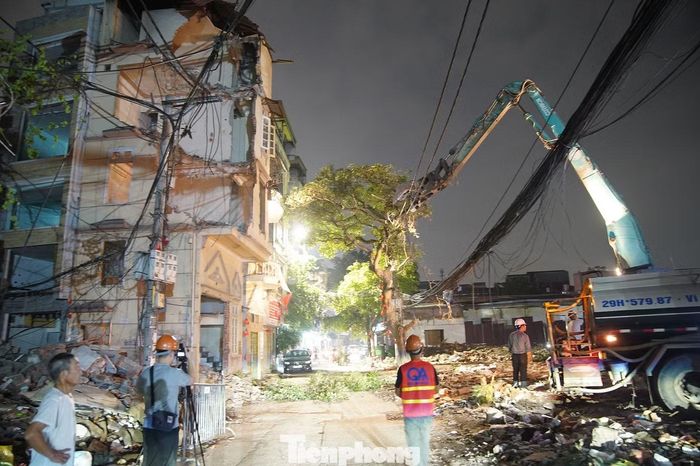 Nhà thầu đã huy động 5 xe cẩu gầu xúc cỡ lớn, xe tưới nước chống bụi, 25 xe tải loại 20 tấn cùng hơn 100 công nhân tập trung phá dỡ các công trình theo kế hoạch