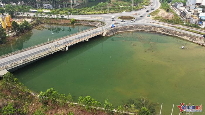 Hiện tượng váng vàng tại hồ chứa nước thải của công ty Cổ phần Hóa chất Việt Trì đã giảm đi rõ rệt. Ảnh: Đức Hoàng