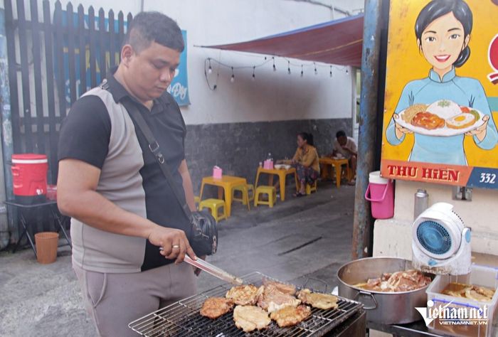 Anh Du mới mở lại quán cơm theo mong muốn của người mẹ đang gặp bạo bệnh