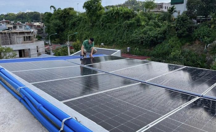 Nhiều hộ gia đình đầu tư lắp điện mặt trời mái nhà tự dùng. Ảnh: CTĐL Sơn La