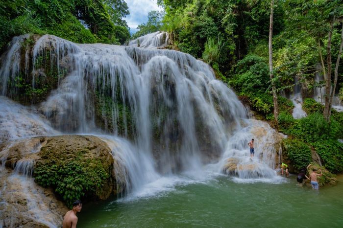 Với khung cảnh xanh mát, có nhiều trải nghiệm hòa mình vào thiên nhiên, thác Mu trở thành địa điểm "chữa lành" hấp dẫn du khách. Ảnh: Khac Viet