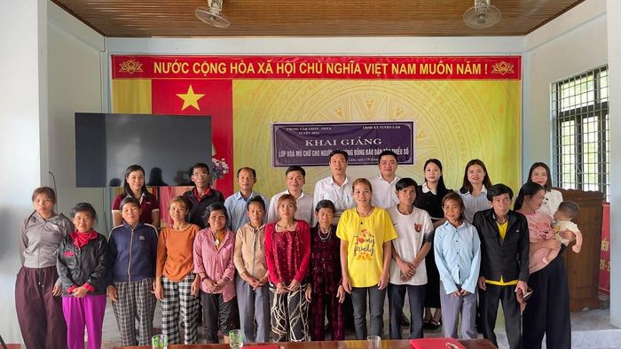 Lớp học dành cho những phụ nữ mù chữ và tái mù chữ dân tộc Chứt ở bản Cà Xen. Ảnh: Ph. T