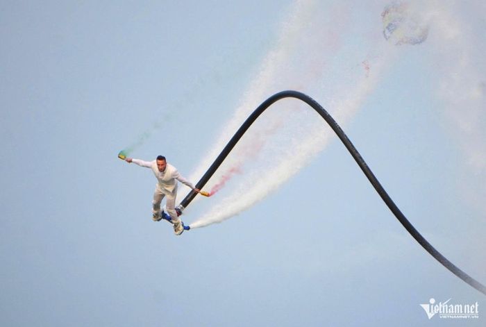 Những màn nhào lộn của vận động viên flyboard trên biển Đà Nẵng thu hút đông đảo du khách