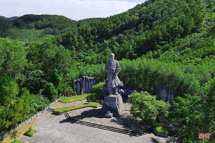 Tượng đài Hải Thượng Lãn Ông trên đỉnh núi Minh Tự (xã Hương Sơn).