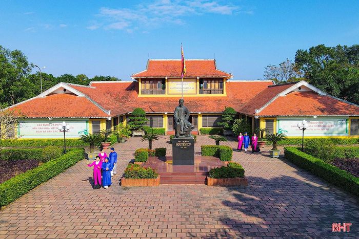 Khu di tích Nguyễn Du nằm trong quần thể di tích dòng họ Nguyễn ở Tiên Điền.