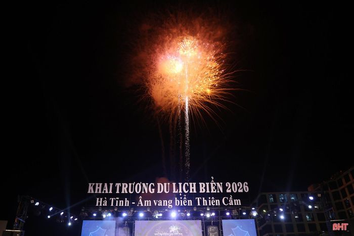 Sau chương trình nghệ thuật là màn bắn pháo hoa đặc sắc chào mừng thành công lễ khai trương. Với 130 giàn, màn bắn pháo hoa kéo dài 15 phút mang đến cho khán giả những khoảnh khắc đẹp, mở ra nhiều kỳ vọng về một mùa du lịch thắng lợi.