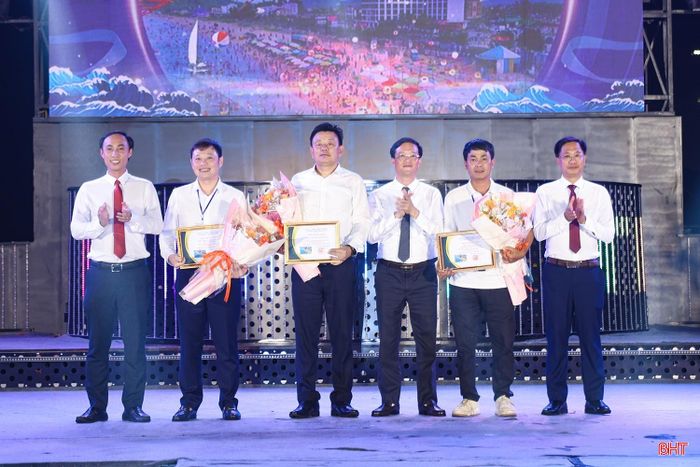 Ban Tổ chức tặng hoa, trao giấy ghi nhận cho các nhà tài trợ.